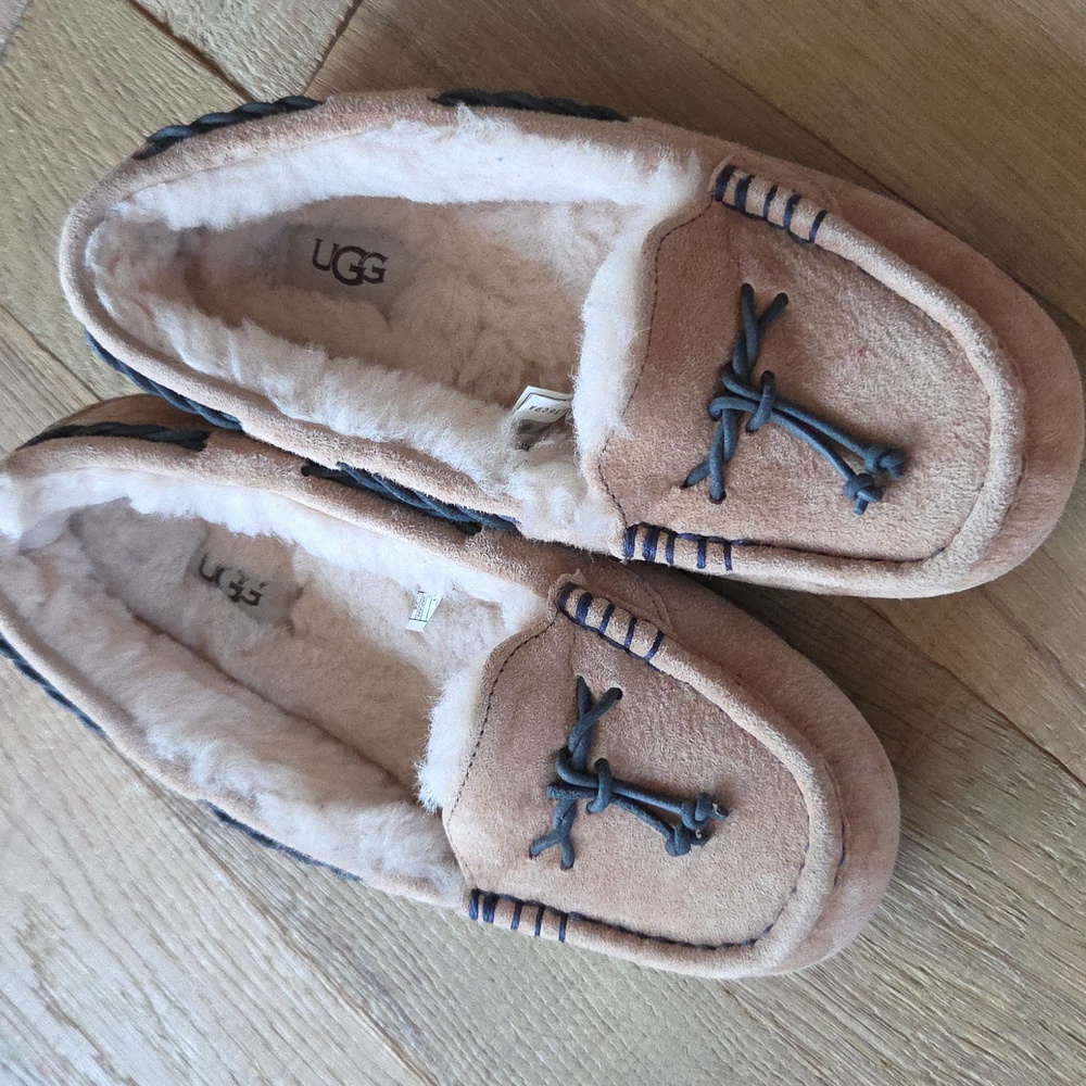 Women's UGG Dakota Size 7